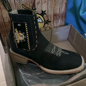 Women leather Booties new never worn